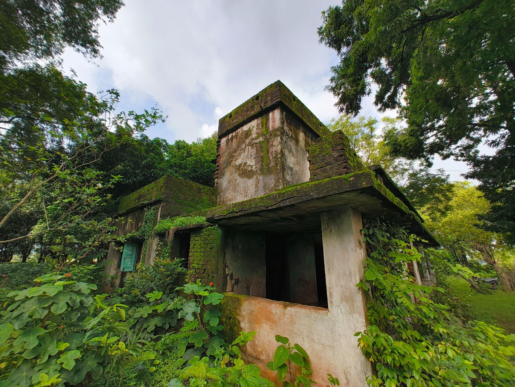 Deteriorating building classroom roof structure at Bhagudih