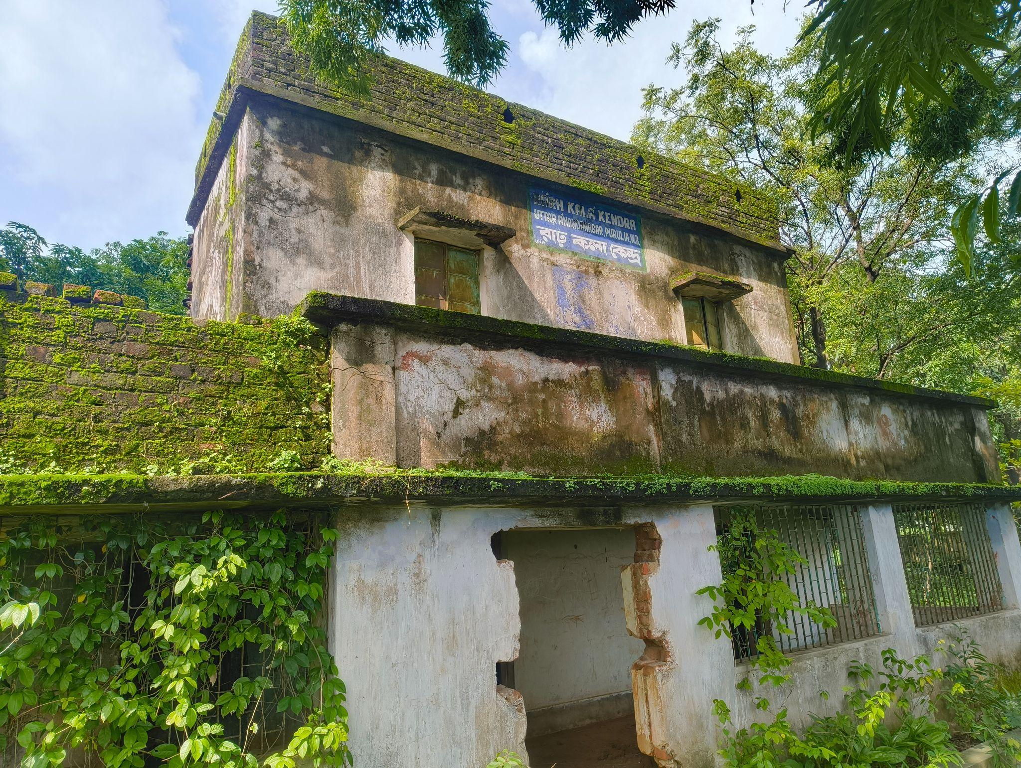Outside view of dilapidated Bhagudih classroom block